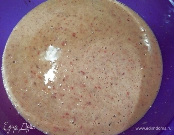 Добавляем пюре к молочной смеси.