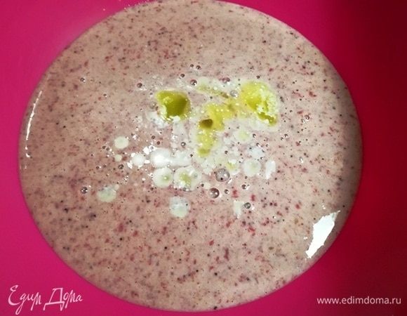 Добавляем растопленное сливочное масло.