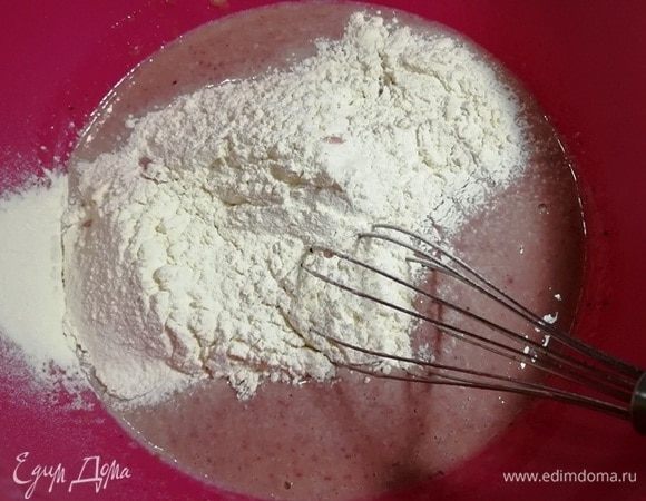 Добавляем просеянную муку. Перемешиваем. Тесто готово. Дайте ему настояться 10 минут.