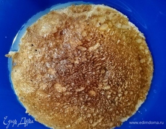 Жарьте блинчики на смазанной маслом, хорошо разогретой сковороде с двух сторон.