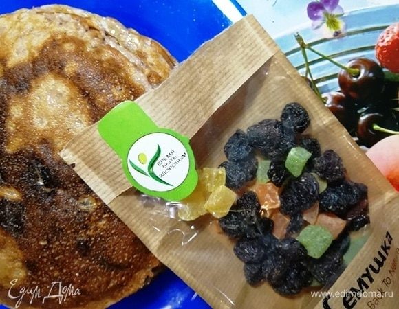 Для начинки я использовала изюм и цукаты ТМ «Семушка» (вообще это была смесь орехов и цукатов, но орехи мне нужны были для булочек).