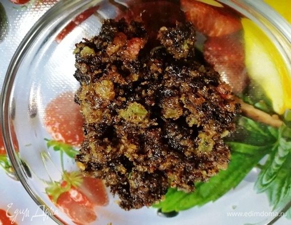 Измельчите изюм и цукаты.