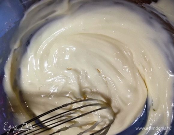 Смешайте творожный сыр и сахарную пудру.