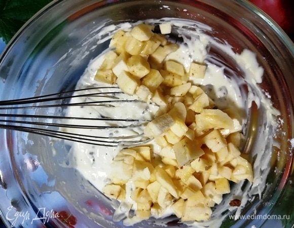 К творожной массе добавьте смесь из изюма и цукатов и нарезанный банан. Начинка готова.