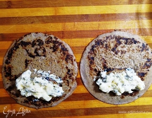 Выложите начинку на блин.