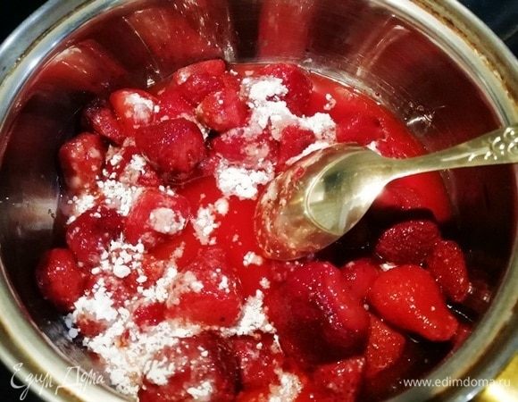 Сварите минутный джем. Смешайте клубнику, крахмал и сахарную пудру. Проварите, постоянно помешивая, 2 минуты.