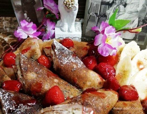 Украсьте фруктовые блинчики клубничным джемом и подавайте к столу.