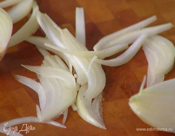 Лук почистить и нарезать тонкой соломкой.