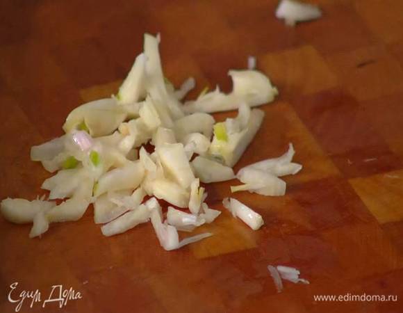 Чеснок почистить, раздавить плоской стороной ножа и мелко порубить.