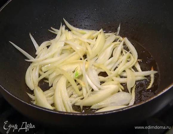 Разогреть в сковороде оливковое масло, выложить лук и чеснок, слегка посолить, поперчить и обжарить.