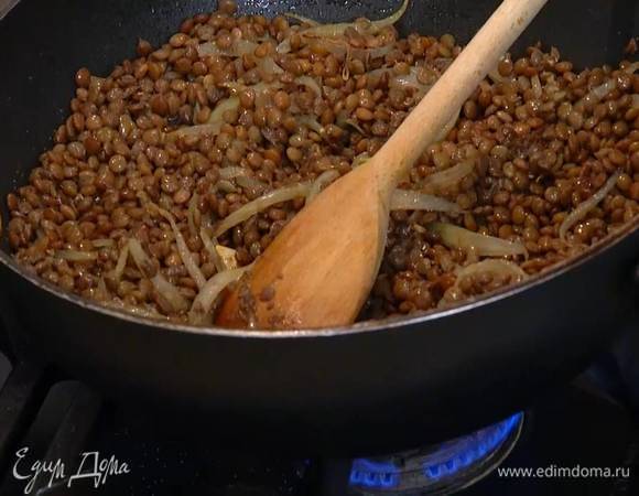Добавить в сковороду чечевицу, все перемешать, посолить и еще немного прогреть.