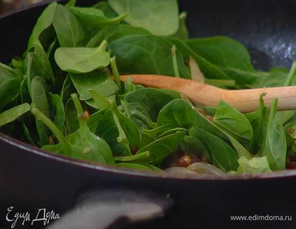 Шпинат выложить к чечевице.