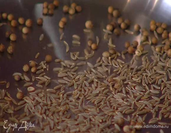 Кориандр и зиру прогреть в маленькой сковороде, затем растолочь в ступке, всыпать к чечевице со шпинатом и все перемешать.