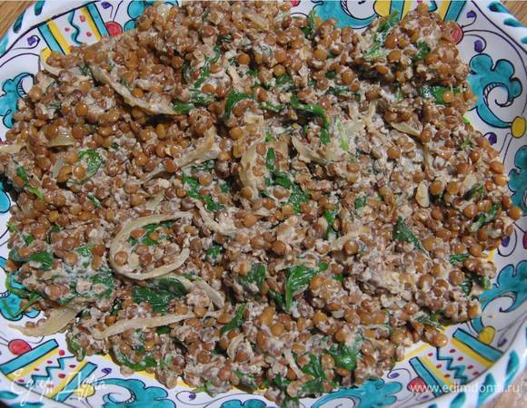 Мяту крупно порезать и посыпать горячую чечевицу со шпинатом.