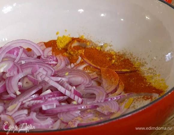 Всыпать к луку куркуму, имбирь, сладкую паприку, кайенский перец и все перемешать.