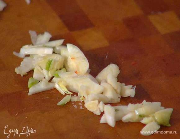 Чеснок почистить и мелко порубить.