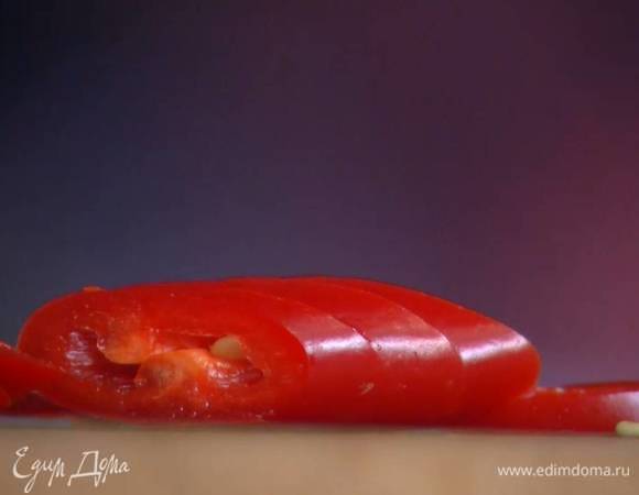 Перец чили нарезать тонкими кольцами.