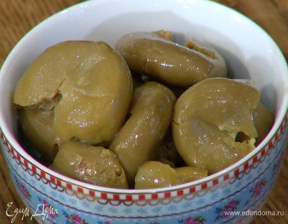 Оливки, удалив косточки, порезать.