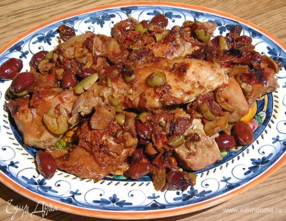 Накрыть сковороду крышкой и оставить на 10 минут, затем поместить на огонь и, периодически переворачивая, жарить кролика до готовности.