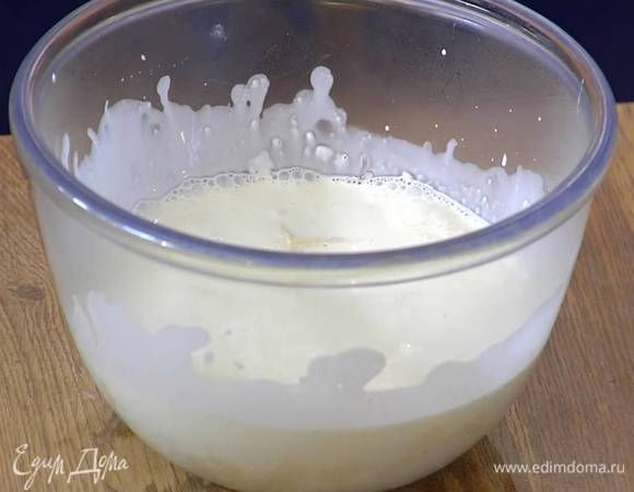 Приготовить крем: сливки влить в кастрюлю и довести до кипения, затем снять с огня, добавить белый шоколад и дать ему растопиться.