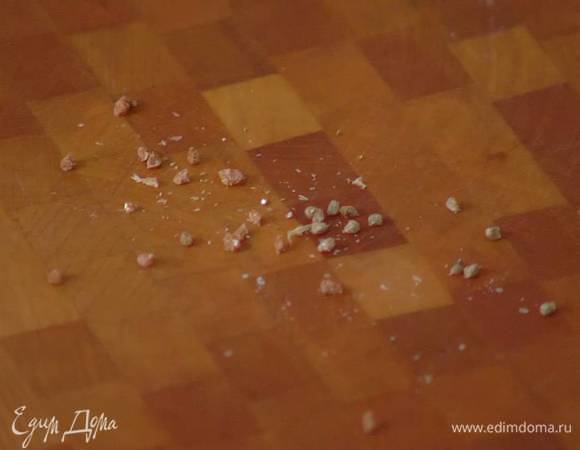 Стручки кардамона раздавить плоской стороной ножа, вынуть зерна и растереть их в ступке.