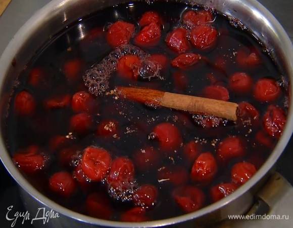 Приготовить соус: в отдельную кастрюлю поместить 900 г размороженной вишни, добавить красное вино, корицу, кардамон, сахар, цедру лимона и прогревать на небольшом огне, пока жидкость не уварится наполовину, влить ванильный экстракт и прогревать соус еще две-три минуты, затем остудить.