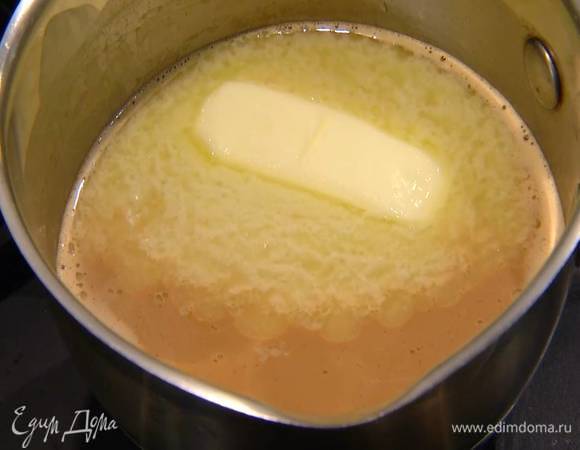 Приготовить тесто: половину молока влить в кастрюлю и прогреть, всыпать кофе и перемешать, добавить сливочное масло и продолжать прогревать, пока оно полностью не растает, затем снять с огня и посолить.