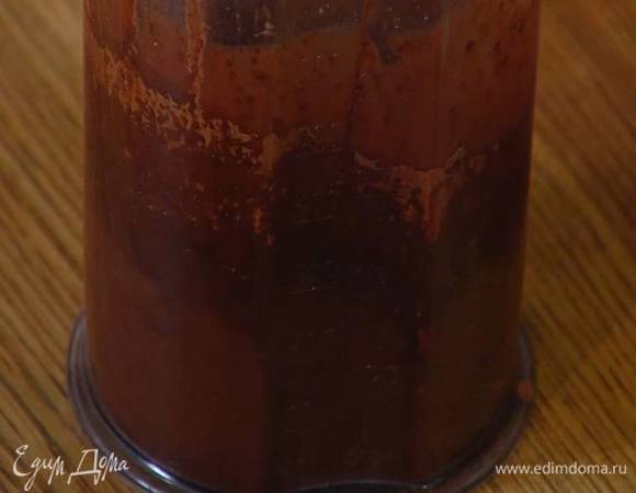 Яйца с ванильным сахаром взбить блендером с насадкой-венчиком, добавить какао и, продолжая взбивать, тонкой струйкой влить оставшееся молоко, затем небольшими порциями всыпать большую часть муки, каждый раз взбивая блендером.