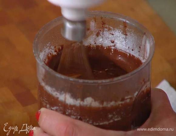 Молочно-сливочную массу тонкой струйкой влить в шоколадное тесто, непрерывно взбивая блендером, в конце всыпать оставшуюся муку и взбить в однородную массу, если тесто получилось слишком густым, влить еще молока.