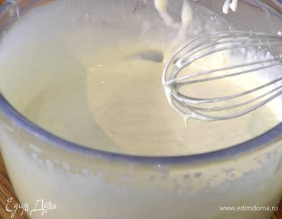 Сливки с растопленным шоколадом перемешать и отправить в морозилку на 10 минут, затем взбивать блендером с насадкой-венчиком 3–5 минут, пока крем не загустеет.