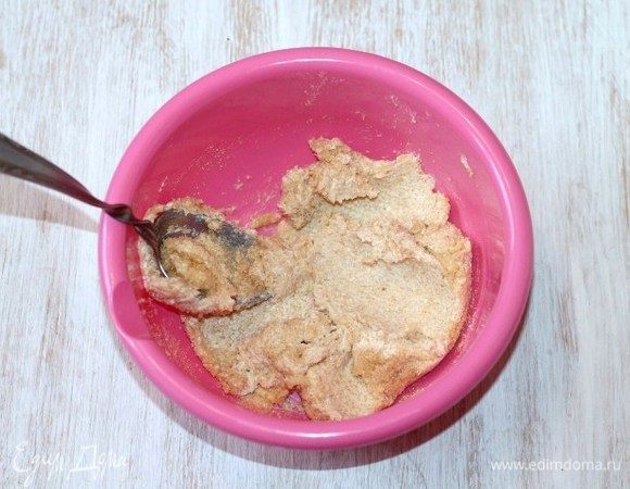 Приготовим тесто для коржа. Растереть сливочное масло с коричневым сахаром.
