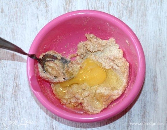 Добавить 1 яйцо, ванилин, щепотку соли, перемешать.
 