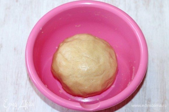 Замесить мягкое тесто не липнущее к миске и рукам. Накрыть миску пищевой пленкой и поставить в холодильник, минут на 30.
