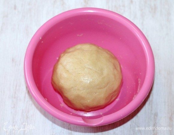 Замесить мягкое тесто не липнущее к миске и рукам. Накрыть миску пищевой пленкой и поставить в холодильник, минут на 30.

