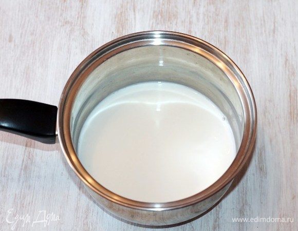 Приготовим крем. Молоко с сахаром поставим на плиту, доведем до кипения и до растворения сахара. Снимаем с плиты. 