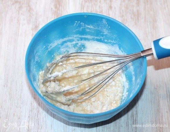 В хорошо взбитое яйцо добавить крахмал, муку, ванилин и хорошо перемешать. Добавить 1 ст. л. холодной воды и снова перемешать.