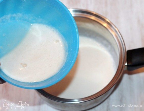 В сладкое молоко добавляем тонкой струйкой яичную смесь. Ставим кастрюлю на медленный огонь и периодически перемешиваем, чтобы крем немного загустел, 1–2 минуты. Снимаем кастрюлю с плиты.