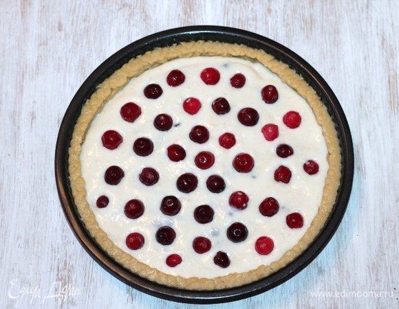 Выкладываем крем в чашу из теста. Затем кладем размороженную и немного просушенную бумажным полотенцем мелкую ягоду. Т. е. ягода должна быть без воды. Если есть свежая ягода, это будет намного лучше.