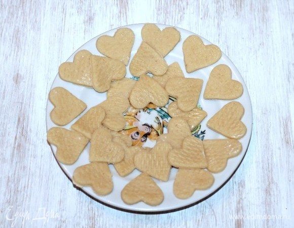 Достаем 1/4 часть охлажденного теста. Припыляем столешницу мукой, раскатываем тесто толщиной 0,5 см и вырезаем формочкой сердечки (размер сердечек ~3 см). 
