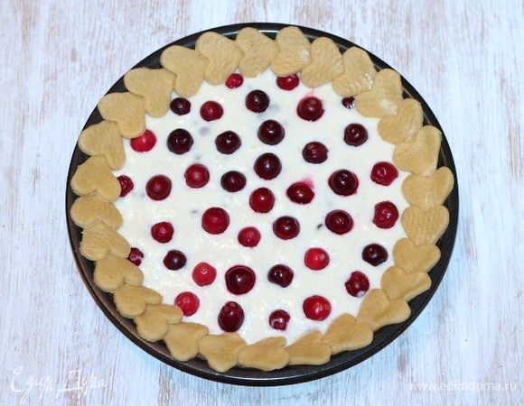 Украшаем пирог сердечками и выпекаем в заранее разогретой до 180°С духовке ~30 минут. Проверяйте на сухую спичку только край коржа, т. е протыкаете спичкой середину сердечка.
