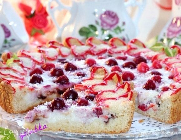 Пирог посыпать кокосовой стружкой и можно подавать. Приятного чаепития!