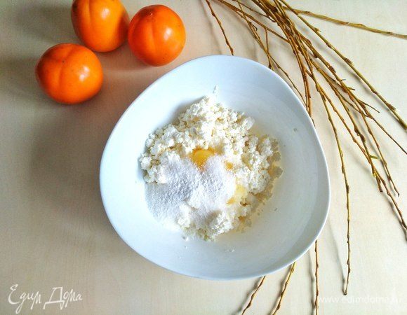 Затем сахар, ванилин, муку.