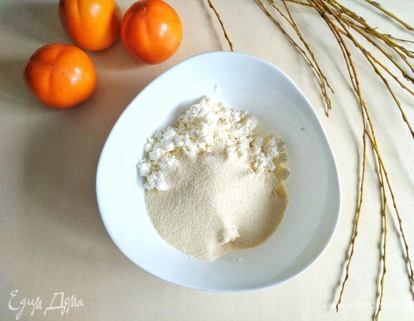 Добавляем манку и ложку сметаны с горкой.