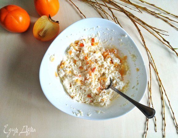 1/2 хурмы отправляем в тесто.