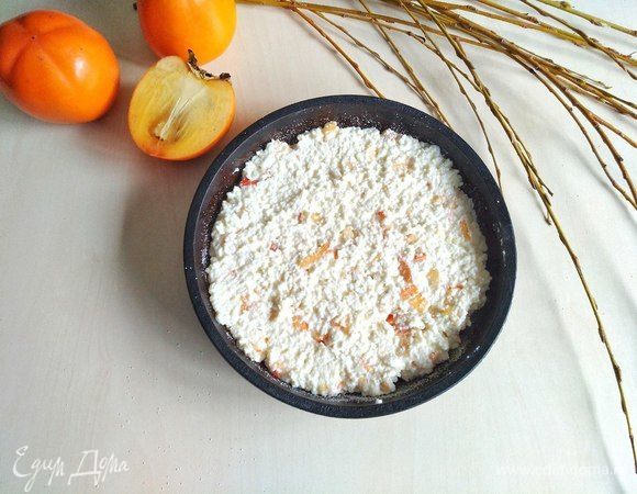 Смазываем форму растительным маслом, посыпаем немного манкой и отправляем туда тесто, сверху смазываем сметаной.