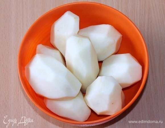 Приготовим тесто. Картофель очистить от шкурки.
