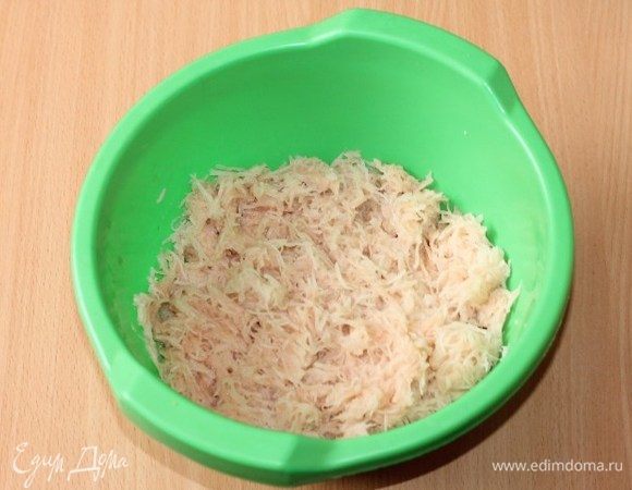 Натереть картофель на мелкой терке и выложить в большую миску. 
