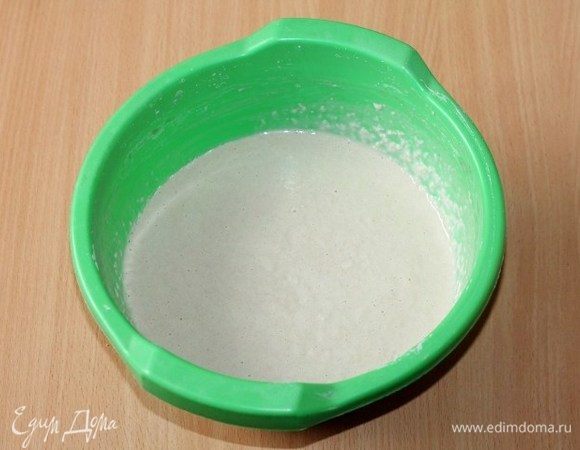 Добавить яйцо, молоко, масло подсолнечное, соль и перемешать. Затем вмешиваем просеянную муку и взбиваем миксером.
