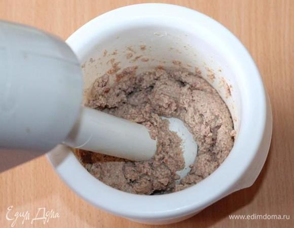 Приготовим начинку. Предварительно обжаренные кусочки печени кладем в чашу для блендера. Добавляем нарезанную кусочками ветчину и зубчик чеснока, измельчаем блендером.
