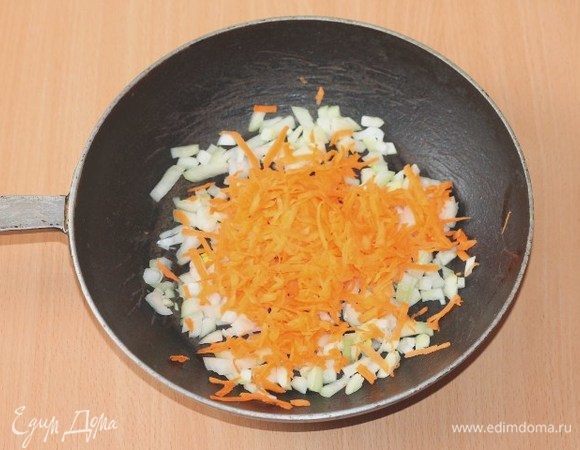 Мелко нарезанный лук обжариваем 1–2 минуты на растительном масле. Добавляем тертую на крупной терке морковь и пассеруем овощи.